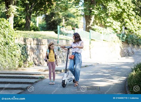 Madre E Hija Juntas En El Parque Mujer Montando Scooter Foto De