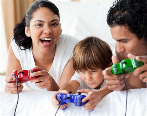 Familia Feliz Jugando Videojuegos 2023