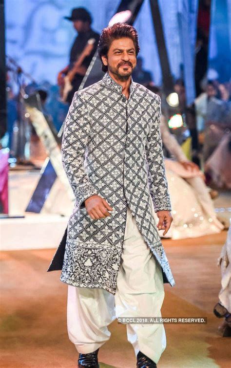 Shahrukh Khan Flaunts A Designerwear By Manish Malhotra During The Mijwan Summer 2017 Fashion