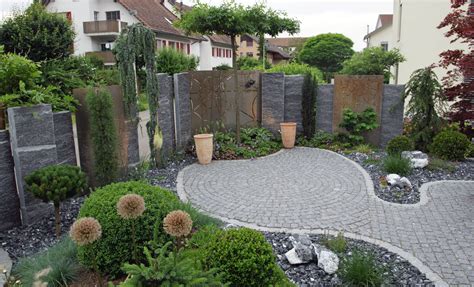 Holzzäune sind in der regel schöner anzusehen und bieten auch einen. Sichtschutz im Garten - Gärten Armin Hollenstein