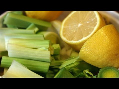 Penting untuk diketaui, seledri mengandung fitonutrien fenolik dengan antioksidannya yang bersifat dengan minum segelas jus seledri setiap hari ternyata efektif untuk menjaga tekanan darah tetap stabil, lho. Apa Kasiat Dari,Jus Timun Seledri Lemon / 5 Resep Jus Kombinasi Buah Dan Sayur Yang Bikin ...