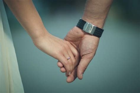 دراسة تشابك الأيدي بين الزوجين تخفف الألم الجسدي دنيا الوطن