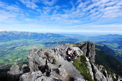 Het land kenmerkt zich met hoge bergen, een mild klimaat en een hoge . Home » Liechtenstein