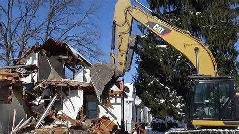 report clears detroit officials of violating rules in awarding demo contracts but cites lack of