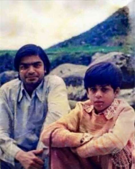 Check Out A Young Shah Rukh Khan With His Late Father