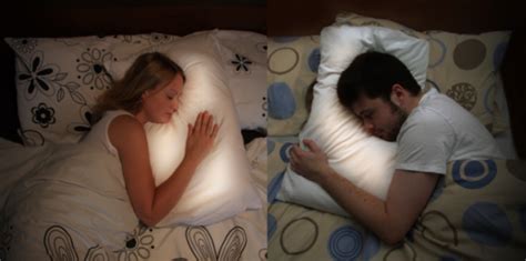 With it, you will be able to keep in touch with friends or family members simply by touching the lamp. Pillow talk : l'oreiller connecté pour les couples à distance