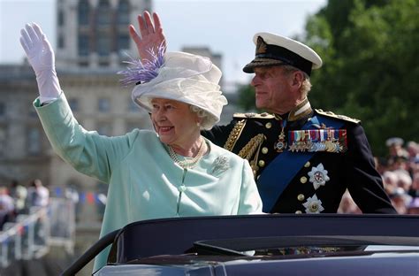 Il principe filippo duca di edimburgo, marito della regina d'inghilterra e padre del futuro re, oggi compie 90 anni. Filippo di Edimburgo: i 99 anni del Principe Consorte | DireDonna