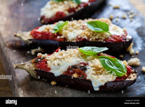Gebratene Auberginen mit Tomaten und mozzarella Stockfotografie