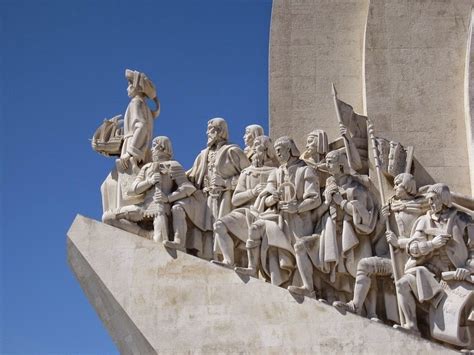 Incentiva a discussão em torno da temática do monumento enquanto testemunho da memória de uma identidade cultural e patrimonial indissociável da história da expansão portuguesa e da sua presença no mundo. Padrão dos Descobrimentos: The Discoveries Monument in ...