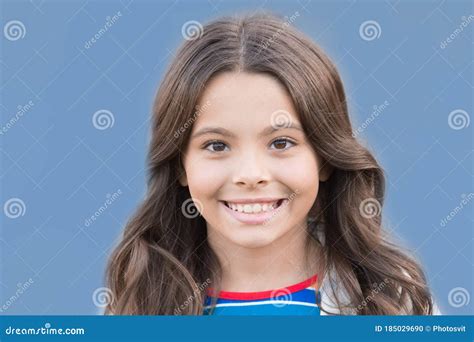Tener Una Sonrisa En Los Labios Fondo Azul De Sonrisa Infantil Feliz