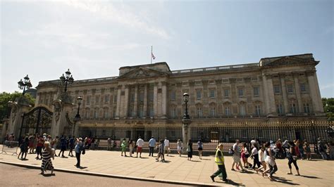 Buckingham palace is the official london residence of the british monarch. Eindringling im Buckingham Palast ertappt - Unterhaltung ...