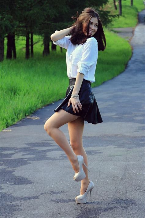 A Pleated Leather Skirt And What A Great Photo Short Skirts Mini Skirts Women