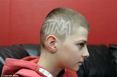 A boys haircut may not be as hard as you think. Un niño de 12 años puesto en aislamiento en la escuela ...