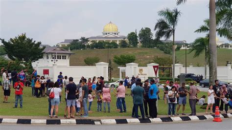 Media dinasihati oleh istana negara supaya bersiap sedia untuk membuat liputan upacara itu. Mahathir angkat sumpah sebagai PM Ke-7