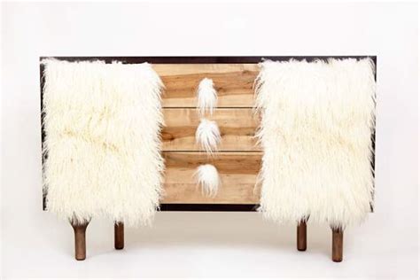 Detail yang mungkin akan menghasilkan pendapat berbeda adalah fakta bahwa mereka terbuat dari kulit domba dan bulu yang sebenarnya. Furniture Unik Berlapis Bulu Domba