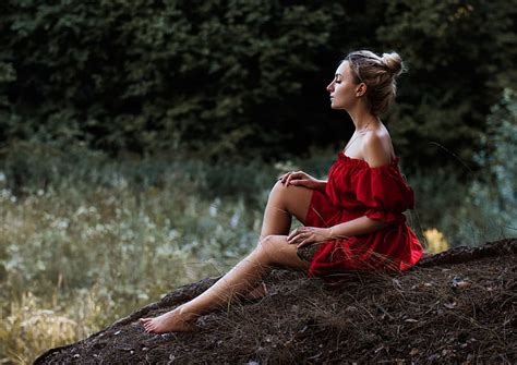 여자들 모델 금발의 헤어 스타일 윤곽 닫힌 눈 드레스 빨간 드레스 맨손으로 어깨 맨발 문신 다리 숲 야외 여성 hd 배경 화면