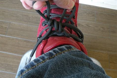 使いました。 靴紐はセリアやダイソーなど百均で買ったものを主に使いました。 〔面白い靴紐の通し方〕人気の靴ひもアレンジ６選 how to tie shoelaces 〔生活に役立つ!〕 ほどけない靴紐の結び方 | BarBerChic - 楽天ブログ