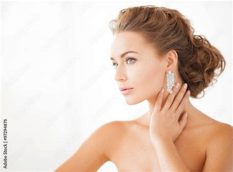 Woman Wearing Shiny Diamond Earrings Stock Foto Adobe Stock