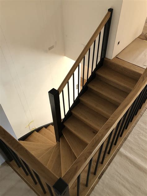 Drewniane schody samonośne WoodMakers Produkcja i montaż schodów
