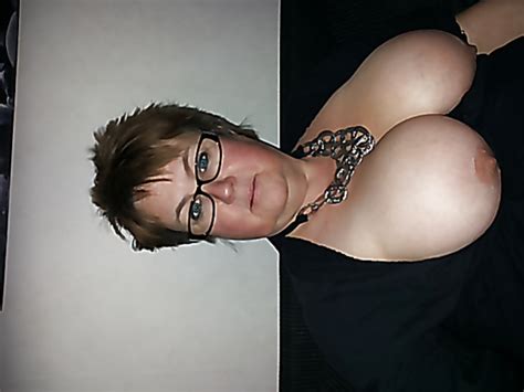 小さなおっぱいを持つロシアの妻 プライベート写真自家製ポルノ写真