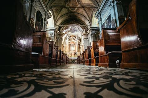 Iglesia Catlica Histrica Bancos De Madera En Fila Y Crucifijo De La