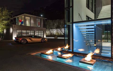 Sumptuous Luxury Modern Home With Views Over The La Skyline Luxury Modern Homes Hollywood