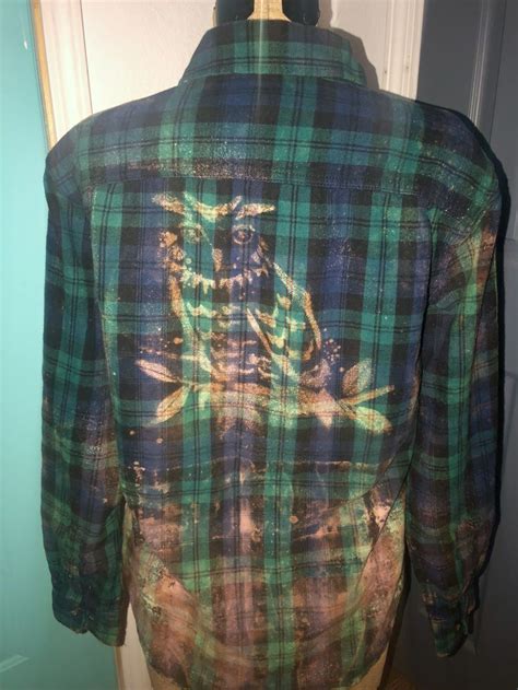 The Back Of A Green And Black Plaid Shirt