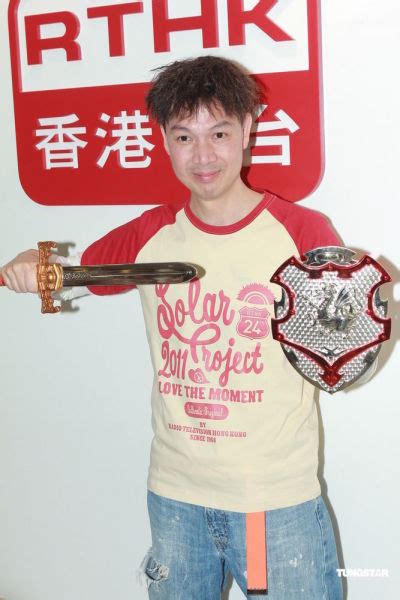 快醒醒，英雄。 距游戏首次公布的八年后， 《赛博朋克2077》终于正式和大家见面了。 进入夜之城的钥匙现在就握在你的手中。 是时候偷一波装备，寻一些刺激或是来一两场超梦体验了! 梁荣忠主持《快活人》 李克勤送剑与盾祝贺(图)_影音娱乐_新浪网