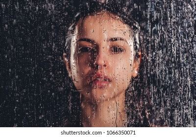 Photo De Stock Femme Sexy Sous La Douche Jeune Shutterstock