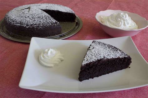 La torta al cioccolato è un dolce classico preparato con il cioccolato fondente. Torta morbida al cioccolato con ricotta nell'impasto ...