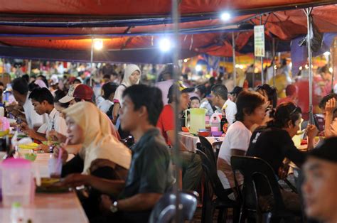 Seafood is the specialty here, but you can also find an extremely diverse range of other dishes to try. Night Market | Kota Kinabalu, Malaysia Attractions ...