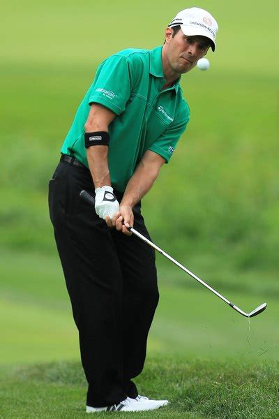 The grip of the golf club should sit diagonally across your fingers into the palm of your left hand. How Do I Grip a Golf Club Left Handed? | Golfsmith