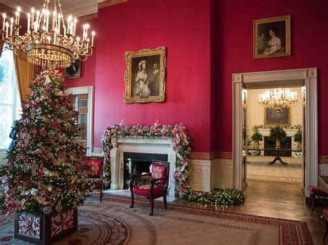Red/white paper wallpaper tiled image; White House reveals 2017 Christmas decorations - ABC News