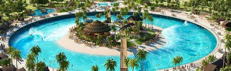 Il détient onze titres de champion du monde et plus de cinquante victoires sur le circuit d'élite ce qui constitue un record. Kelly Slater Wave Company - Wave Pools and Surf Parks