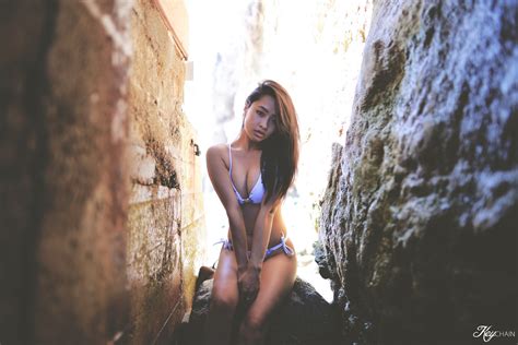 Hintergrundbilder Sonnenlicht Frau Modell Porträt Rock Brünette Blick auf Betrachter
