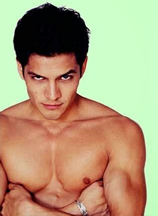 Shirtless Guys Are Hot Nicholas Gonzalez In Off The Map