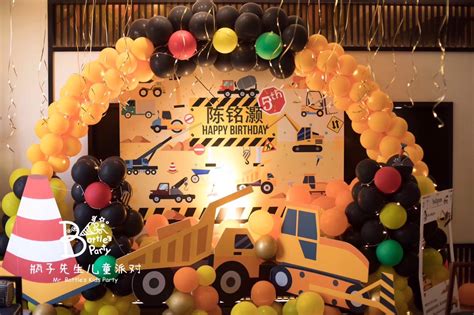 I love all the details from the cones, hard hats and even the safety vests for each of the kiddos. Digger / Construction party theme decorations - Excavator ...