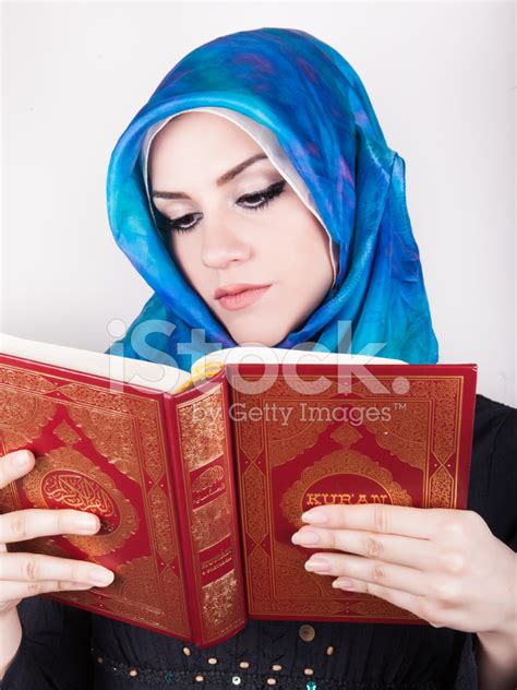 foto de stock hermosa mujer musulmana llevar hijab y leyendo el corán libre de derechos