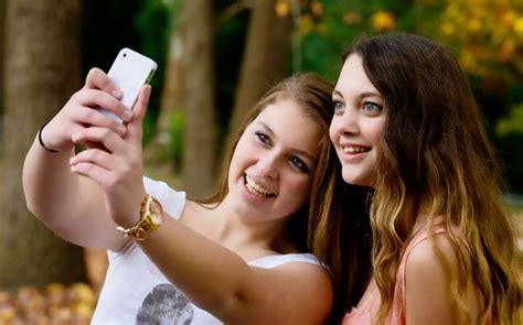 No Make Up Selfie Raises £1m For Cancer Ffe Magazine