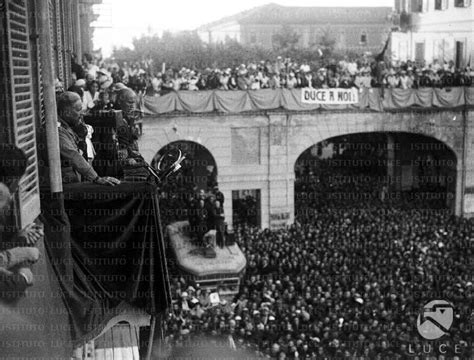 Mussolini Parla Alla Folla Durante Ladunata Reparto Attualità