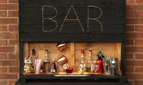 17 Easy Homemade Pallet Bar Plans