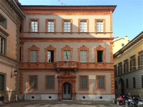 Premetto subito che la casa del manzoni non è esattamente un museo bimbo friendly, a meno che i vostri figli siano già nella fase dello studio dei promessi sposi, nel qual caso potrebbe essere un'ottima idea portarli lì per umanizzare un po' il grande alessandro.la visita però è interessante, e l'atmosfera è. Milano: sulle Tracce di Alessandro Manzoni ...