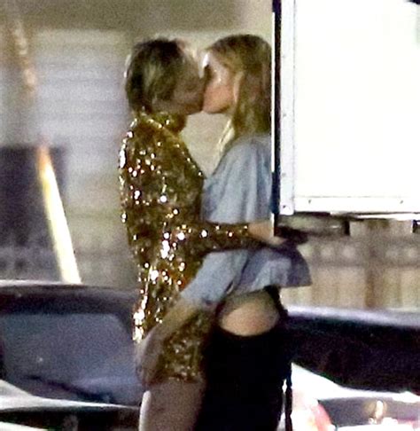 Miley Cyrus Makes Out With Victorias Secret Angel Stella Maxwell Pic
