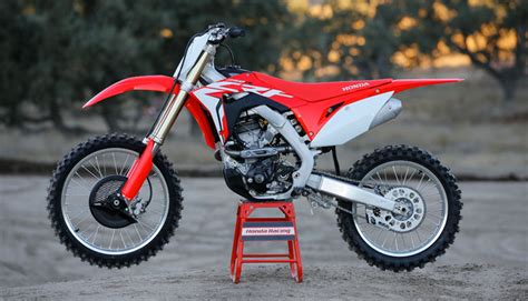 The engine produces a maximum peak output power of 34.87 hp (25.5 kw) @ 10500 rpm and a maximum. First Ride Impression: 2018 Honda CRF250R - Dirt Bike Test