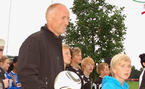 Official profile of olympic athlete erik thorstvedt (born 28 oct 1962), including games, medals, results, photos, videos and news. Falturiltu satsar på fotball og bøker