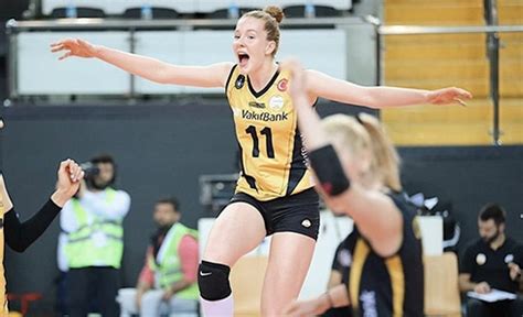 Haak started playing volleyball at the youth teams of her hometown club engelholms vs and at the age of fourteen made her debut for the first. Isabelle Haak ile devam - Voleybolunsesi