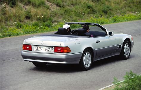 In order to stay in line with competition, the car received new head and taillights as well as a range of standard. Mercedes-Benz SL600 R129