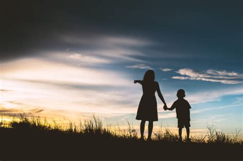 Madre Con Su Hijo Señalando El Horizonte Foto Gratis