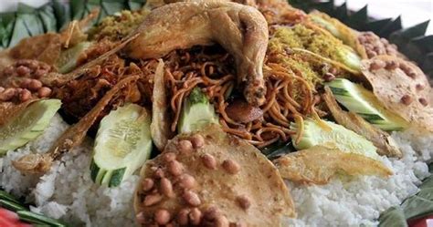 This dish is similar to nasi campur (mixed rice) as it contains rice and a variety of other side dishes together in one plate. NASI AMBENG!