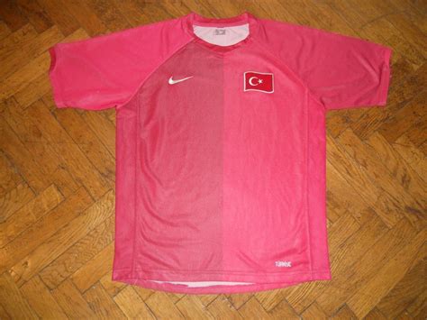 A seleção turca de futebol evoluiu muito desde a copa do mundo de futebol realizada em 2002 na coreia do sul e no japão, onde alcançou um surpreendente terceiro lugar, eliminando nas quartas o senegal. Camisa Turquia Turkey Nike 2006 2008 Autentica Nova - R ...